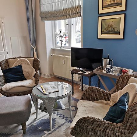 Bed&Breakfast Wagner "Im Alten Pfarrhaus" 네우루핀 외부 사진