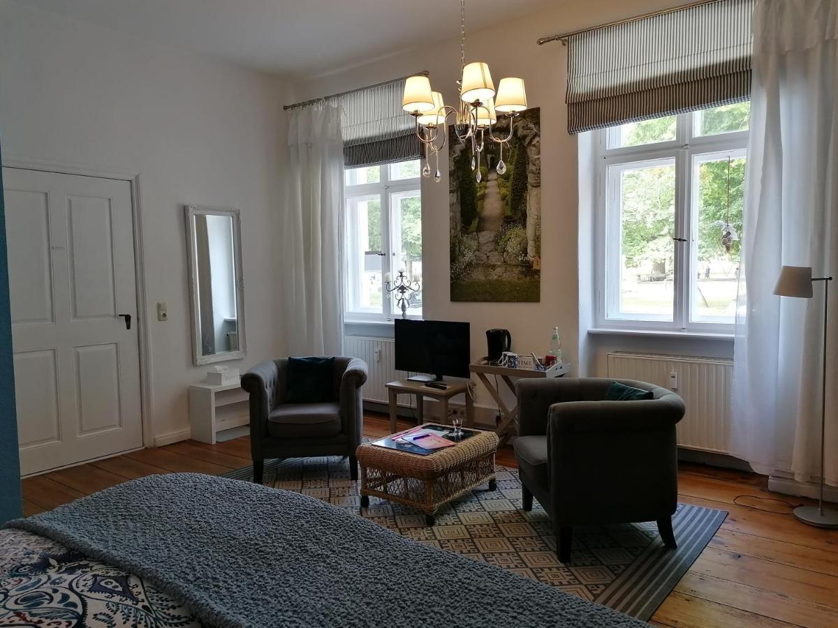 Bed&Breakfast Wagner "Im Alten Pfarrhaus" 네우루핀 외부 사진