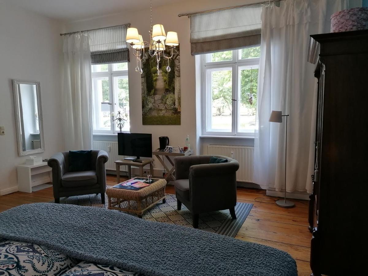 Bed&Breakfast Wagner "Im Alten Pfarrhaus" 네우루핀 외부 사진